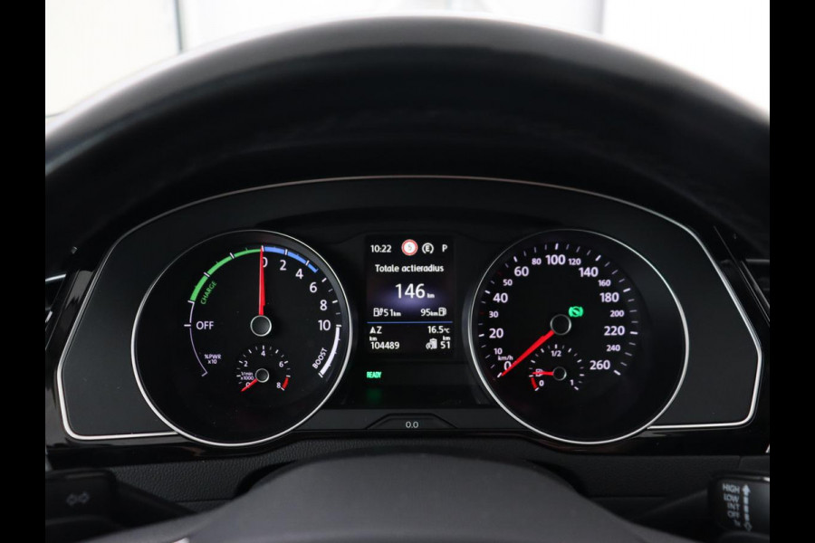 Volkswagen Passat 1.4 TSI PHEV GTE | Trekhaak | Stoelverwarming | Massage | Camera | Carplay | Navigatie | Adaptive cruise | Matrix LED | Parkeerhulp | Climate control | Plug In