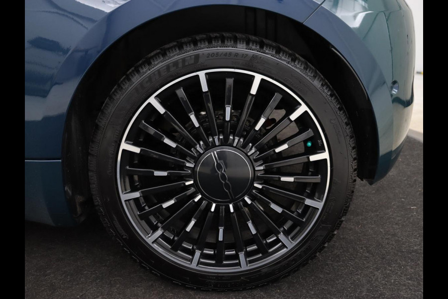 Fiat 500 La Prima 42 kWh | Panoramadak | Adaptive cruise | Leder | Camera | Keyless | Carplay | Parkeerhulp | Full LED | Side Assist | Climate control