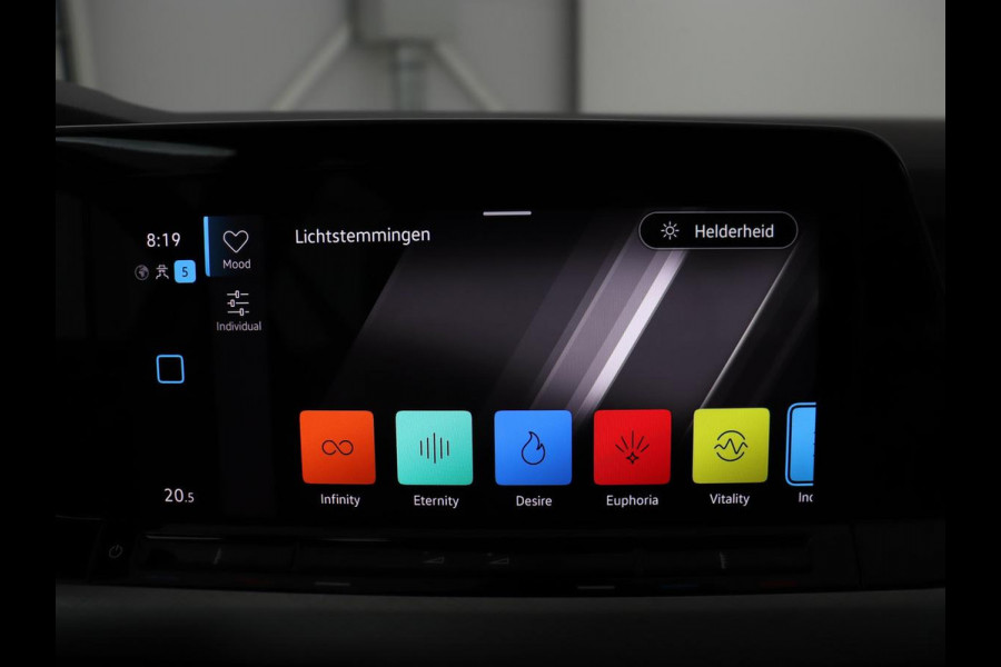 Volkswagen Golf 1.0 TSI Life | Carplay | Navigatie | Adaptive cruise | Sfeerverlichting | Full LED | Climate control | Parkeerhulp | Keyless Start