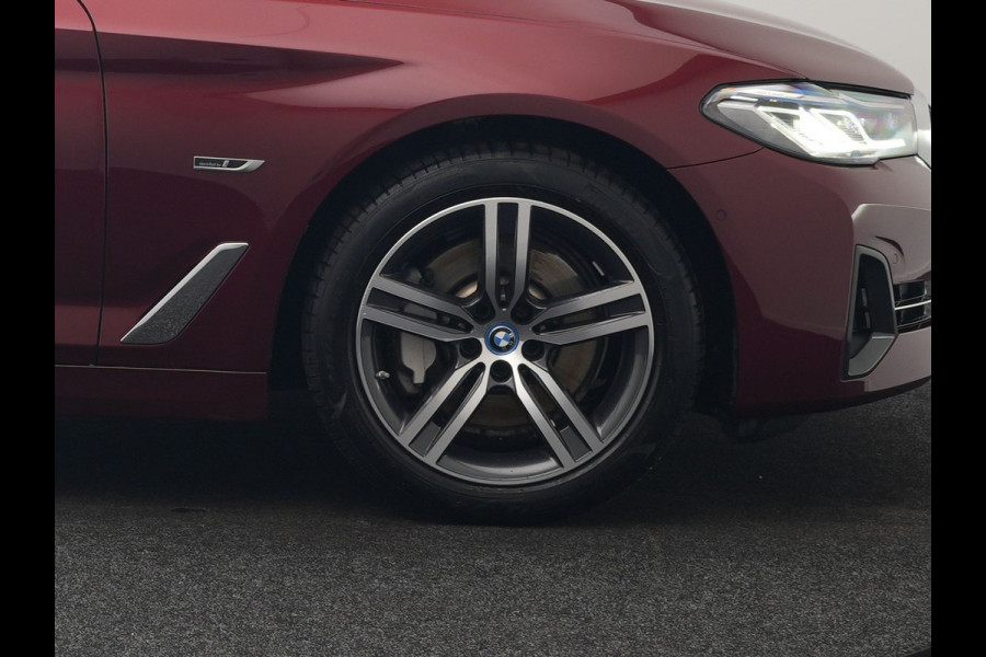 BMW 5 Serie Touring 530e Individual Plug In Hybrid 293pk Dealer O.H Aventurinrot Metallic PHEV | Panodak | Luxe Lederen Comfortzetels Memory & Ventilatie | Laser LED | Adaptive Cruise | Head Up | Harman Kardon | Keyless |