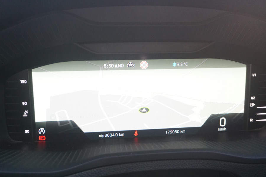 Škoda Karoq 1.0 TSI Business | TREKHAAK | STOELVERWARMING | METALLIC WIT | ACC | VIRTUAL COCKPIT |