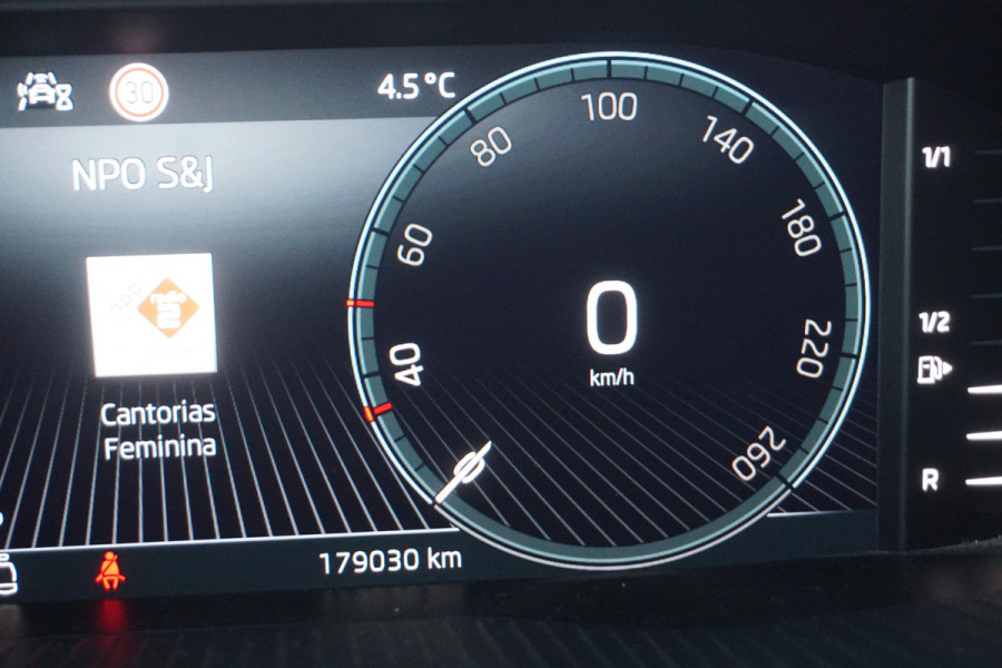 Škoda Karoq 1.0 TSI Business | TREKHAAK | STOELVERWARMING | METALLIC WIT | ACC | VIRTUAL COCKPIT |