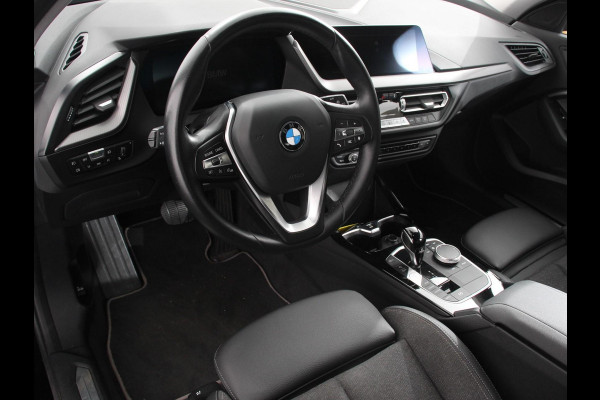 BMW 1-serie 118i Automaat High Executive | Navigatie | Apple Carplay/Android Auto | Parkeersensoren | Virtual Cockpit | Stoelverwarming | Cruise Control | Ledverlichting | Sfeerverlichting | Getinte ramen | Climate Control