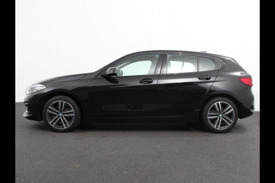 BMW 1-serie 118i Automaat High Executive | Navigatie | Apple Carplay/Android Auto | Parkeersensoren | Virtual Cockpit | Stoelverwarming | Cruise Control | Ledverlichting | Sfeerverlichting | Getinte ramen | Climate Control