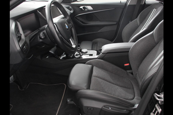BMW 1-serie 118i Automaat High Executive | Navigatie | Apple Carplay/Android Auto | Parkeersensoren | Virtual Cockpit | Stoelverwarming | Cruise Control | Ledverlichting | Sfeerverlichting | Getinte ramen | Climate Control
