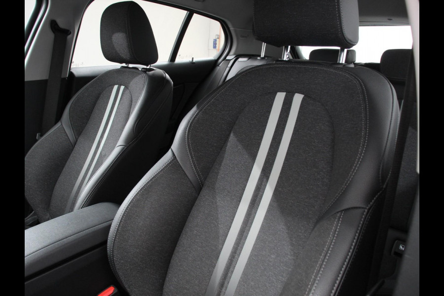 BMW 1-serie 118i Automaat High Executive | Navigatie | Apple Carplay/Android Auto | Parkeersensoren | Virtual Cockpit | Stoelverwarming | Cruise Control | Ledverlichting | Sfeerverlichting | Getinte ramen | Climate Control