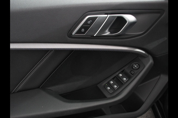 BMW 1-serie 118i Automaat High Executive | Navigatie | Apple Carplay/Android Auto | Parkeersensoren | Virtual Cockpit | Stoelverwarming | Cruise Control | Ledverlichting | Sfeerverlichting | Getinte ramen | Climate Control