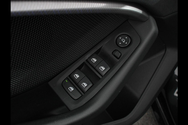 BMW 1-serie 118i Automaat High Executive | Navigatie | Apple Carplay/Android Auto | Parkeersensoren | Virtual Cockpit | Stoelverwarming | Cruise Control | Ledverlichting | Sfeerverlichting | Getinte ramen | Climate Control