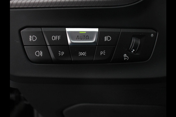 BMW 1-serie 118i Automaat High Executive | Navigatie | Apple Carplay/Android Auto | Parkeersensoren | Virtual Cockpit | Stoelverwarming | Cruise Control | Ledverlichting | Sfeerverlichting | Getinte ramen | Climate Control