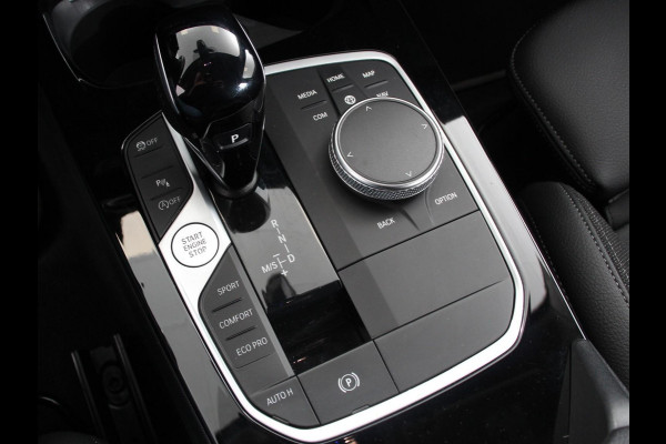 BMW 1-serie 118i Automaat High Executive | Navigatie | Apple Carplay/Android Auto | Parkeersensoren | Virtual Cockpit | Stoelverwarming | Cruise Control | Ledverlichting | Sfeerverlichting | Getinte ramen | Climate Control