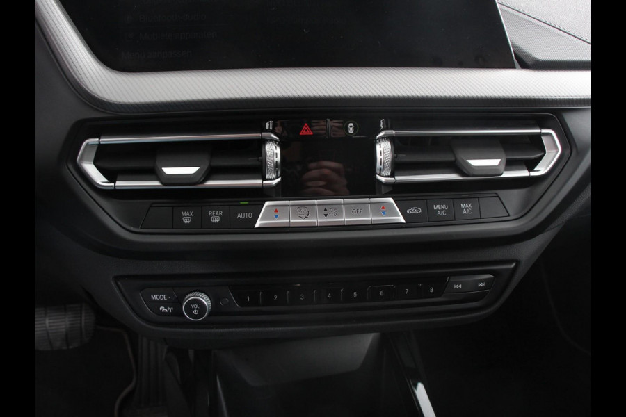 BMW 1-serie 118i Automaat High Executive | Navigatie | Apple Carplay/Android Auto | Parkeersensoren | Virtual Cockpit | Stoelverwarming | Cruise Control | Ledverlichting | Sfeerverlichting | Getinte ramen | Climate Control