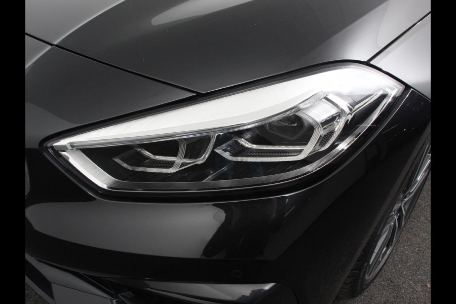 BMW 1-serie 118i Automaat High Executive | Navigatie | Apple Carplay/Android Auto | Parkeersensoren | Virtual Cockpit | Stoelverwarming | Cruise Control | Ledverlichting | Sfeerverlichting | Getinte ramen | Climate Control