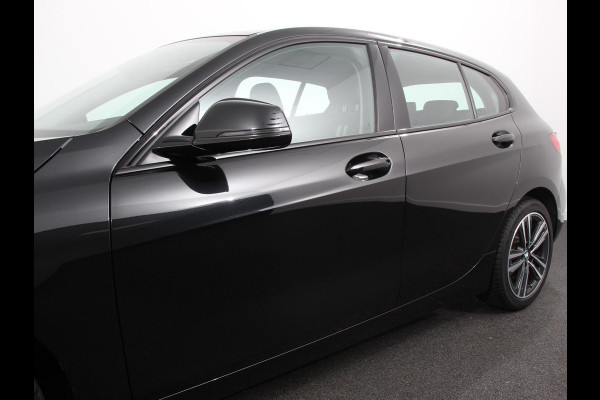BMW 1-serie 118i Automaat High Executive | Navigatie | Apple Carplay/Android Auto | Parkeersensoren | Virtual Cockpit | Stoelverwarming | Cruise Control | Ledverlichting | Sfeerverlichting | Getinte ramen | Climate Control