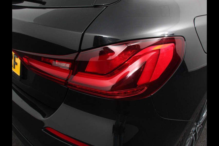 BMW 1-serie 118i Automaat High Executive | Navigatie | Apple Carplay/Android Auto | Parkeersensoren | Virtual Cockpit | Stoelverwarming | Cruise Control | Ledverlichting | Sfeerverlichting | Getinte ramen | Climate Control