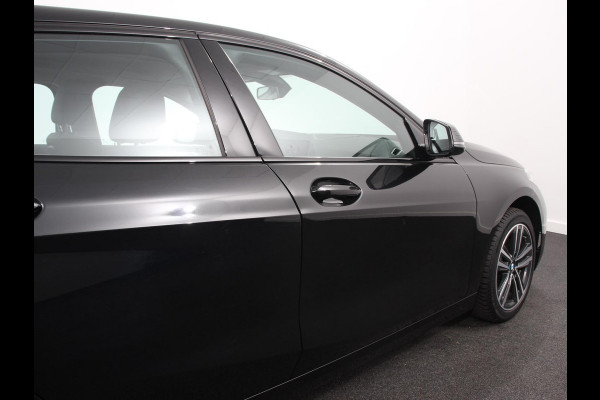 BMW 1-serie 118i Automaat High Executive | Navigatie | Apple Carplay/Android Auto | Parkeersensoren | Virtual Cockpit | Stoelverwarming | Cruise Control | Ledverlichting | Sfeerverlichting | Getinte ramen | Climate Control