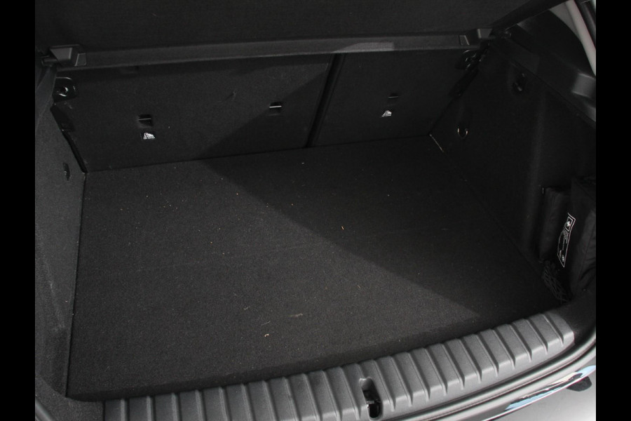 BMW 1-serie 118i Automaat High Executive | Navigatie | Apple Carplay/Android Auto | Parkeersensoren | Virtual Cockpit | Stoelverwarming | Cruise Control | Ledverlichting | Sfeerverlichting | Getinte ramen | Climate Control