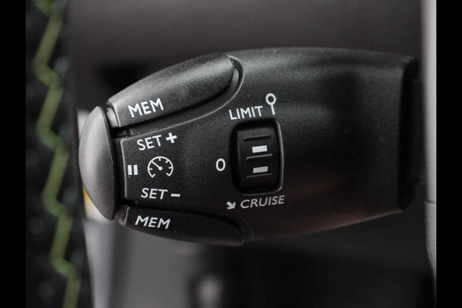 Peugeot 2008 1.2 PureTech 130 GT Automaat Clima Control Camera Achter Navigatie d.m.v. Apple Carplay / Android auto Velgen 17 inch