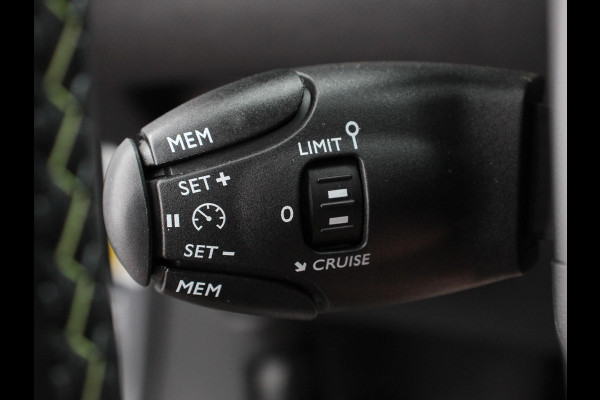 Peugeot 2008 1.2 PureTech 130 GT Automaat Clima Control Camera Achter Navigatie d.m.v. Apple Carplay / Android auto Velgen 17 inch