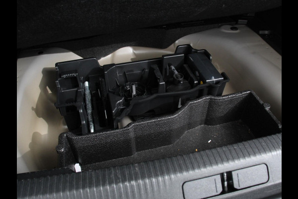 Peugeot 2008 1.2 PureTech 130 GT Automaat Clima Control Camera Achter Navigatie d.m.v. Apple Carplay / Android auto Velgen 17 inch