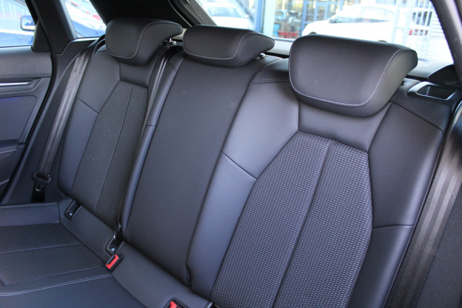 Audi A3 Sportback 35 TFSI edition one | Trekhaak | Panoramadak | Adaptieve Cruise | Matrix | Navigatie