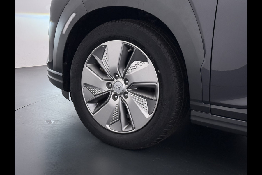 Hyundai Kona EV 64kWh SOH 100% Leer Warmtepomp Camera Adap. Cruise + stop&go Apple Carplay Android Comfort Ecc Pdc Navi Isofix DAB Led Lmv 17" Lane Assist FCA Keyless 1e Eigenaar Origineel Nederlandse Auto € 45.000 nieuw !