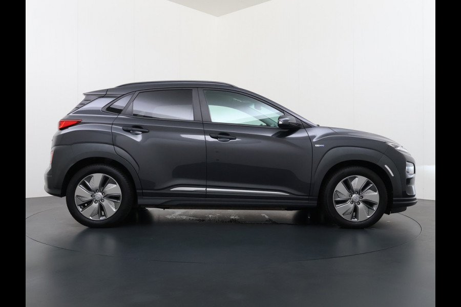 Hyundai Kona EV 64kWh SOH 100% Leer Warmtepomp Camera Adap. Cruise + stop&go Apple Carplay Android Comfort Ecc Pdc Navi Isofix DAB Led Lmv 17" Lane Assist FCA Keyless 1e Eigenaar Origineel Nederlandse Auto € 45.000 nieuw !