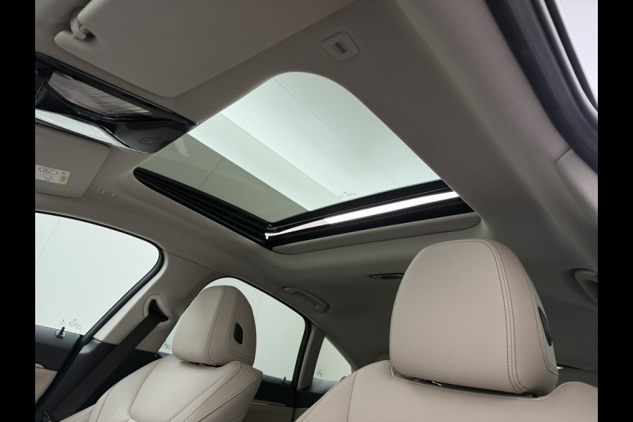 BMW i4 eDrive40 340pk High Executive 84 kWh SOH 99% Pano-Dak/Hefdak SportSt+Leer+(Stuur+)Verwarmd 360°Camera Adaptive-Cruise+s&go Park- Semi-Autopilot Drive-Assist-pro Active-Guard-Plus Elektr.Achterklep Draadl-Lader BAS ESP BMW Individual interieurlijsten Pianolak schwarz BMW Individual Exterieur Line Aluminium satiniert BMW Copilot-pack Dodehoekdetectie/correctie, Kruisend-verkeer-Detectie, rijstrooksensor met correctie, rondomzicht camera, uitwijk assistent) 0-100 5,6 sec. 1600kg trekvermogen! € 73.000 nieuw