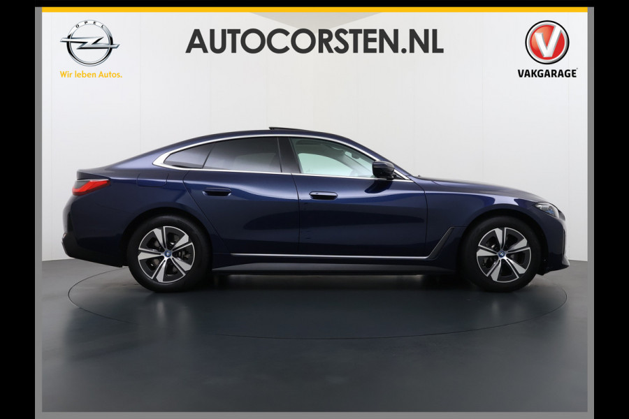 BMW i4 eDrive40 340pk High Executive 84 kWh SOH 99% Pano-Dak/Hefdak SportSt+Leer+(Stuur+)Verwarmd 360°Camera Adaptive-Cruise+s&go Park- Semi-Autopilot Drive-Assist-pro Active-Guard-Plus Elektr.Achterklep Draadl-Lader BAS ESP BMW Individual interieurlijsten Pianolak schwarz BMW Individual Exterieur Line Aluminium satiniert BMW Copilot-pack Dodehoekdetectie/correctie, Kruisend-verkeer-Detectie, rijstrooksensor met correctie, rondomzicht camera, uitwijk assistent) 0-100 5,6 sec. 1600kg trekvermogen! € 73.000 nieuw