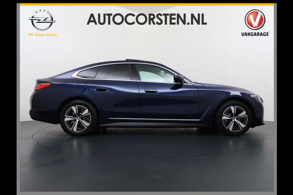 BMW i4 eDrive40 340pk High Executive 84 kWh SOH 99% Pano-Dak/Hefdak SportSt+Leer+(Stuur+)Verwarmd 360°Camera Adaptive-Cruise+s&go Park- Semi-Autopilot Drive-Assist-pro Active-Guard-Plus Elektr.Achterklep Draadl-Lader BAS ESP BMW Individual interieurlijsten Pianolak schwarz BMW Individual Exterieur Line Aluminium satiniert BMW Copilot-pack Dodehoekdetectie/correctie, Kruisend-verkeer-Detectie, rijstrooksensor met correctie, rondomzicht camera, uitwijk assistent) 0-100 5,6 sec. 1600kg trekvermogen! € 73.000 nieuw