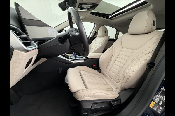 BMW i4 eDrive40 340pk High Executive 84 kWh SOH 99% Pano-Dak/Hefdak SportSt+Leer+(Stuur+)Verwarmd 360°Camera Adaptive-Cruise+s&go Park- Semi-Autopilot Drive-Assist-pro Active-Guard-Plus Elektr.Achterklep Draadl-Lader BAS ESP BMW Individual interieurlijsten Pianolak schwarz BMW Individual Exterieur Line Aluminium satiniert BMW Copilot-pack Dodehoekdetectie/correctie, Kruisend-verkeer-Detectie, rijstrooksensor met correctie, rondomzicht camera, uitwijk assistent) 0-100 5,6 sec. 1600kg trekvermogen! € 73.000 nieuw