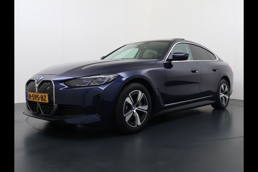 BMW i4 eDrive40 340pk High Executive 84 kWh SOH 99% Pano-Dak/Hefdak SportSt+Leer+(Stuur+)Verwarmd 360°Camera Adaptive-Cruise+s&go Park- Semi-Autopilot Drive-Assist-pro Active-Guard-Plus Elektr.Achterklep Draadl-Lader BAS ESP BMW Individual interieurlijsten Pianolak schwarz BMW Individual Exterieur Line Aluminium satiniert BMW Copilot-pack Dodehoekdetectie/correctie, Kruisend-verkeer-Detectie, rijstrooksensor met correctie, rondomzicht camera, uitwijk assistent) 0-100 5,6 sec. 1600kg trekvermogen! € 73.000 nieuw