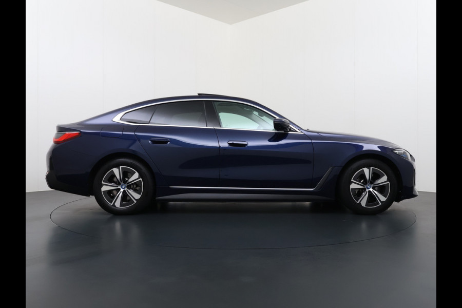 BMW i4 eDrive40 340pk High Executive 84 kWh SOH 99% Pano-Dak/Hefdak SportSt+Leer+(Stuur+)Verwarmd 360°Camera Adaptive-Cruise+s&go Park- Semi-Autopilot Drive-Assist-pro Active-Guard-Plus Elektr.Achterklep Draadl-Lader BAS ESP BMW Individual interieurlijsten Pianolak schwarz BMW Individual Exterieur Line Aluminium satiniert BMW Copilot-pack Dodehoekdetectie/correctie, Kruisend-verkeer-Detectie, rijstrooksensor met correctie, rondomzicht camera, uitwijk assistent) 0-100 5,6 sec. 1600kg trekvermogen! € 73.000 nieuw