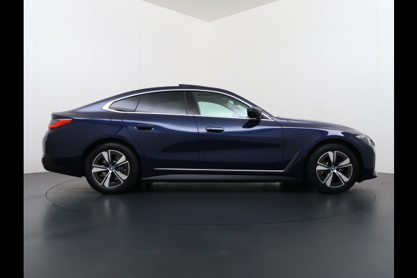 BMW i4 eDrive40 340pk High Executive 84 kWh SOH 99% Pano-Dak/Hefdak SportSt+Leer+(Stuur+)Verwarmd 360°Camera Adaptive-Cruise+s&go Park- Semi-Autopilot Drive-Assist-pro Active-Guard-Plus Elektr.Achterklep Draadl-Lader BAS ESP BMW Individual interieurlijsten Pianolak schwarz BMW Individual Exterieur Line Aluminium satiniert BMW Copilot-pack Dodehoekdetectie/correctie, Kruisend-verkeer-Detectie, rijstrooksensor met correctie, rondomzicht camera, uitwijk assistent) 0-100 5,6 sec. 1600kg trekvermogen! € 73.000 nieuw