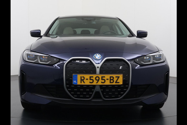 BMW i4 eDrive40 340pk High Executive 84 kWh SOH 99% Pano-Dak/Hefdak SportSt+Leer+(Stuur+)Verwarmd 360°Camera Adaptive-Cruise+s&go Park- Semi-Autopilot Drive-Assist-pro Active-Guard-Plus Elektr.Achterklep Draadl-Lader BAS ESP BMW Individual interieurlijsten Pianolak schwarz BMW Individual Exterieur Line Aluminium satiniert BMW Copilot-pack Dodehoekdetectie/correctie, Kruisend-verkeer-Detectie, rijstrooksensor met correctie, rondomzicht camera, uitwijk assistent) 0-100 5,6 sec. 1600kg trekvermogen! € 73.000 nieuw