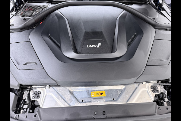 BMW i4 eDrive40 340pk High Executive 84 kWh SOH 99% Pano-Dak/Hefdak SportSt+Leer+(Stuur+)Verwarmd 360°Camera Adaptive-Cruise+s&go Park- Semi-Autopilot Drive-Assist-pro Active-Guard-Plus Elektr.Achterklep Draadl-Lader BAS ESP BMW Individual interieurlijsten Pianolak schwarz BMW Individual Exterieur Line Aluminium satiniert BMW Copilot-pack Dodehoekdetectie/correctie, Kruisend-verkeer-Detectie, rijstrooksensor met correctie, rondomzicht camera, uitwijk assistent) 0-100 5,6 sec. 1600kg trekvermogen! € 73.000 nieuw