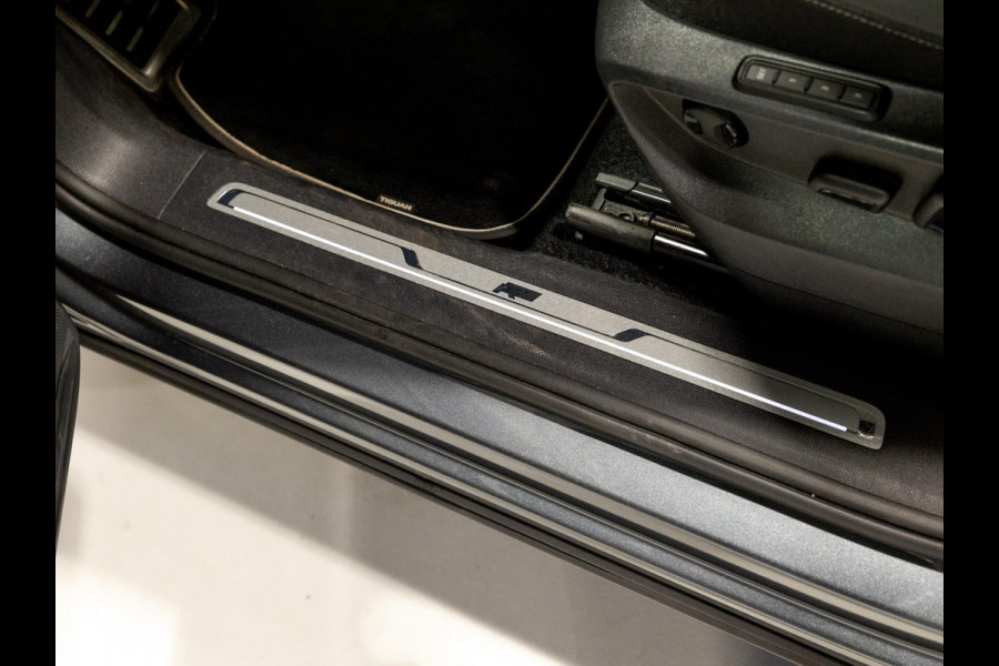 Volkswagen Tiguan Allspace 2.0 TSI 4Motion 2x R-Line 7 Persoons / 220pk / Trekhaak / Dynaudio / Leder / Rondomzicht camera /