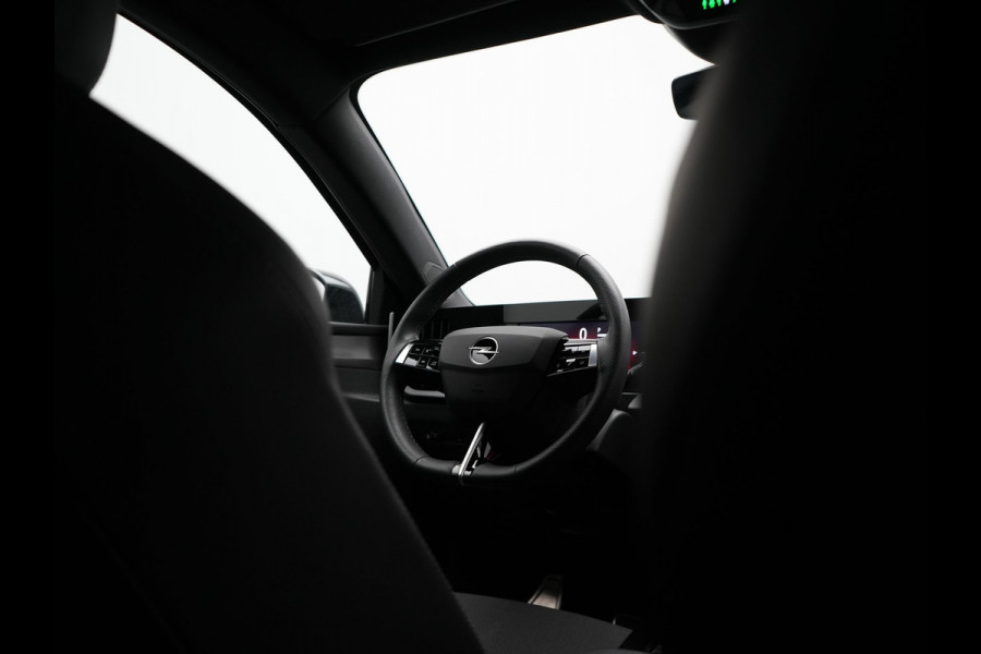 Opel Astra 1.6 GS Line Plug In Hybrid 180pk Dealer O.H. PHEV | Adaptive Cruise | Head Up | 360 Camera | Sportstoelen & Stuur Verwarmd | 18"L.M | Apple Carplay | Sfeerverlichting | Keyless | Blis | DAB |