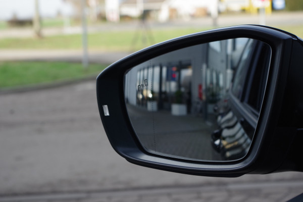 Volkswagen T-Cross 1.0 TSI Life, Stoelverwarming, Blind-Spot, 17" LM