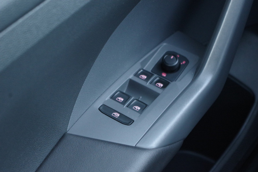 Volkswagen T-Cross 1.0 TSI Life, Stoelverwarming, Blind-Spot, 17" LM