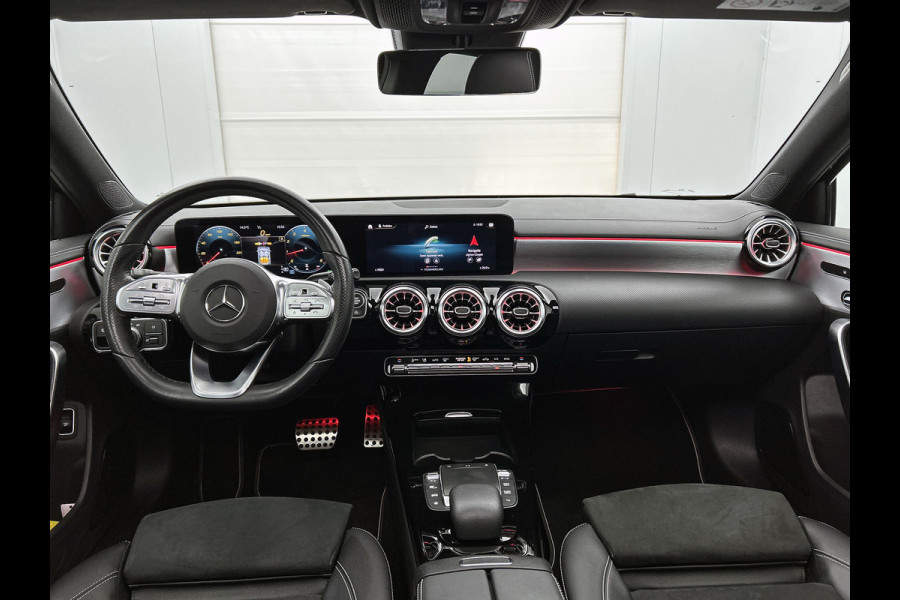 Mercedes-Benz A-Klasse 180 Business Solution AMG Night Upgrade Automaat (PANO, SFEERVERLICHTING, STOELVERWARMING, CAMERA, 1e EIG)