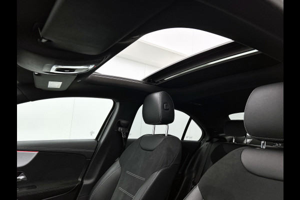 Mercedes-Benz A-Klasse 180 Business Solution AMG Night Upgrade Automaat (PANO, SFEERVERLICHTING, STOELVERWARMING, CAMERA, 1e EIG)