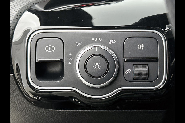 Mercedes-Benz A-Klasse 180 Business Solution AMG Night Upgrade Automaat (PANO, SFEERVERLICHTING, STOELVERWARMING, CAMERA, 1e EIG)
