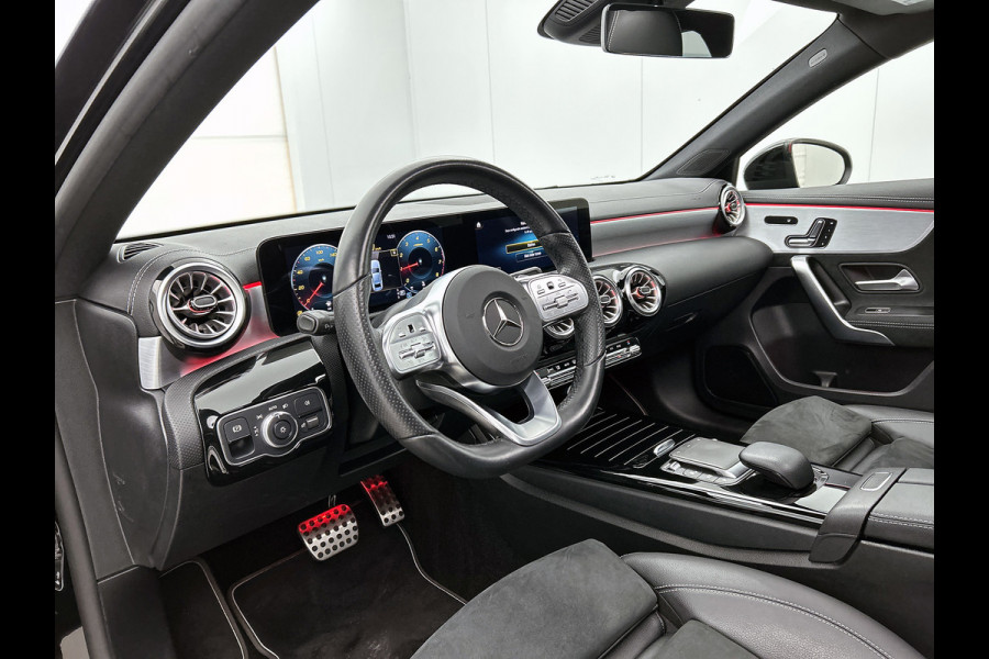 Mercedes-Benz A-Klasse 180 Business Solution AMG Night Upgrade Automaat (PANO, SFEERVERLICHTING, STOELVERWARMING, CAMERA, 1e EIG)