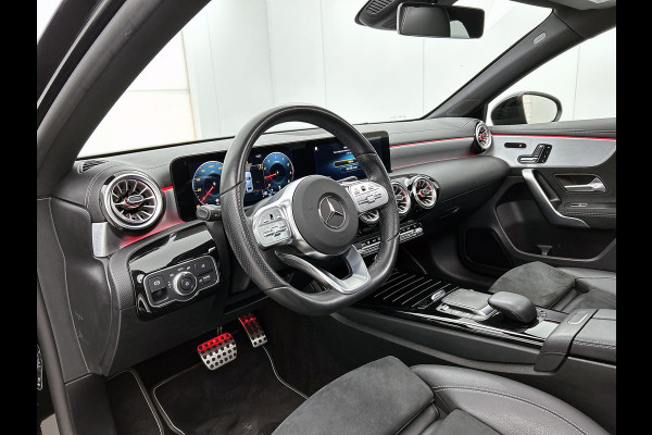 Mercedes-Benz A-Klasse 180 Business Solution AMG Night Upgrade Automaat (PANO, SFEERVERLICHTING, STOELVERWARMING, CAMERA, 1e EIG)