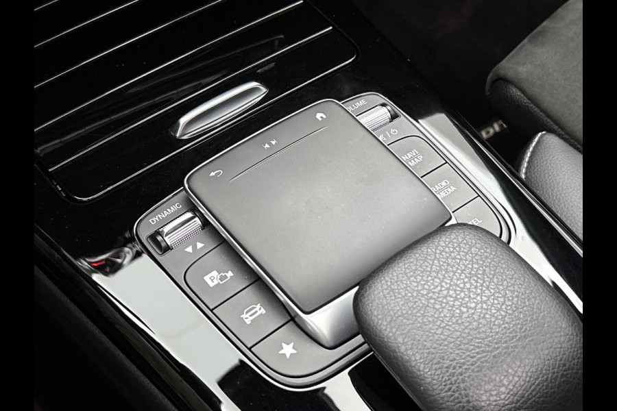 Mercedes-Benz A-Klasse 180 Business Solution AMG Night Upgrade Automaat (PANO, SFEERVERLICHTING, STOELVERWARMING, CAMERA, 1e EIG)