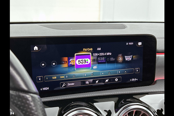 Mercedes-Benz A-Klasse 180 Business Solution AMG Night Upgrade Automaat (PANO, SFEERVERLICHTING, STOELVERWARMING, CAMERA, 1e EIG)