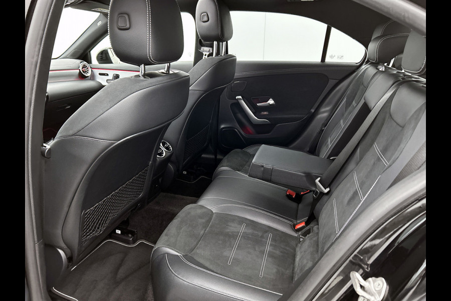 Mercedes-Benz A-Klasse 180 Business Solution AMG Night Upgrade Automaat (PANO, SFEERVERLICHTING, STOELVERWARMING, CAMERA, 1e EIG)