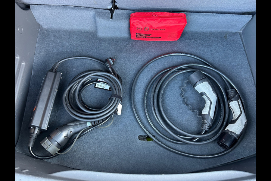 Opel Ampera-E Business 60 kWh 100% SOH Apple Carplay BTW Auto Dealer Onderhouden Rijklaarprijs!