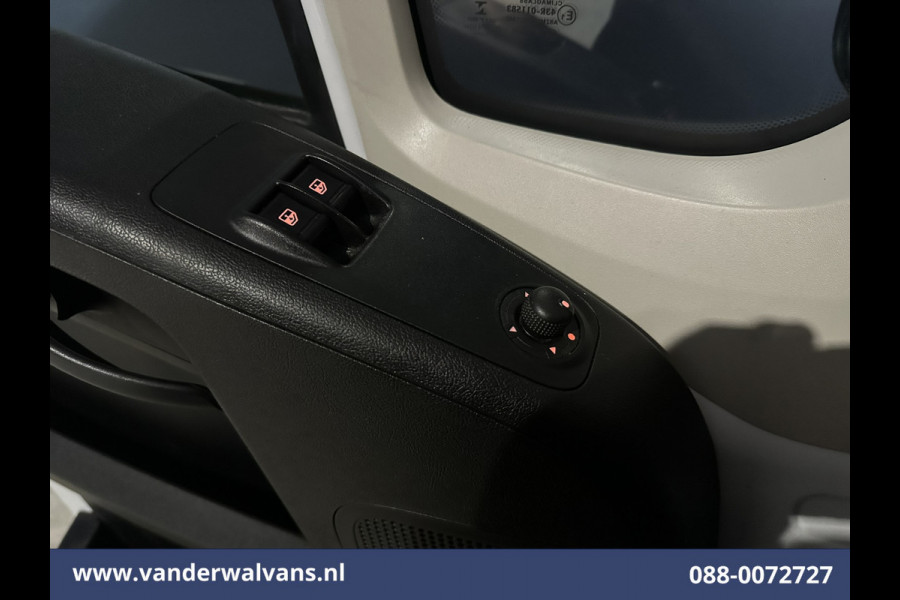 Peugeot Boxer 2.2 BlueHDi 141pk Bakwagen Laadklep Euro6 Airco | Camera | 985kg laadvermogen Bijrijdersbank