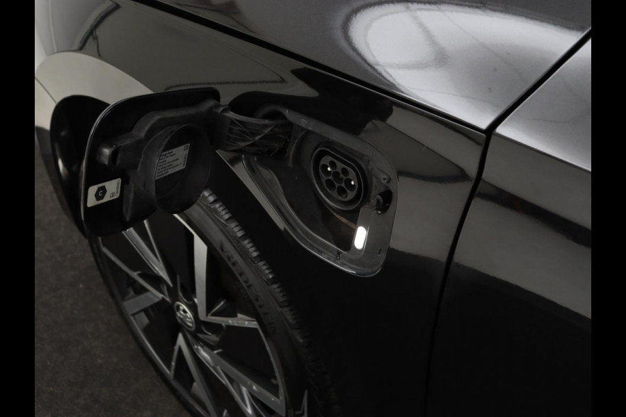 Škoda Octavia 1.4 TSI PHEV iV Business Edition | Stoelverwarming | Camera | Sfeerverlichting | Carplay | Navigatie | Digital Cockpit | Full LED | Chrome Pakket | Climate control | Cruise control | PHEV | Plug In